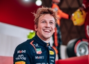 爱游戏官方入口-红牛二队逆转雷诺车队，塞恩斯点燃赛场