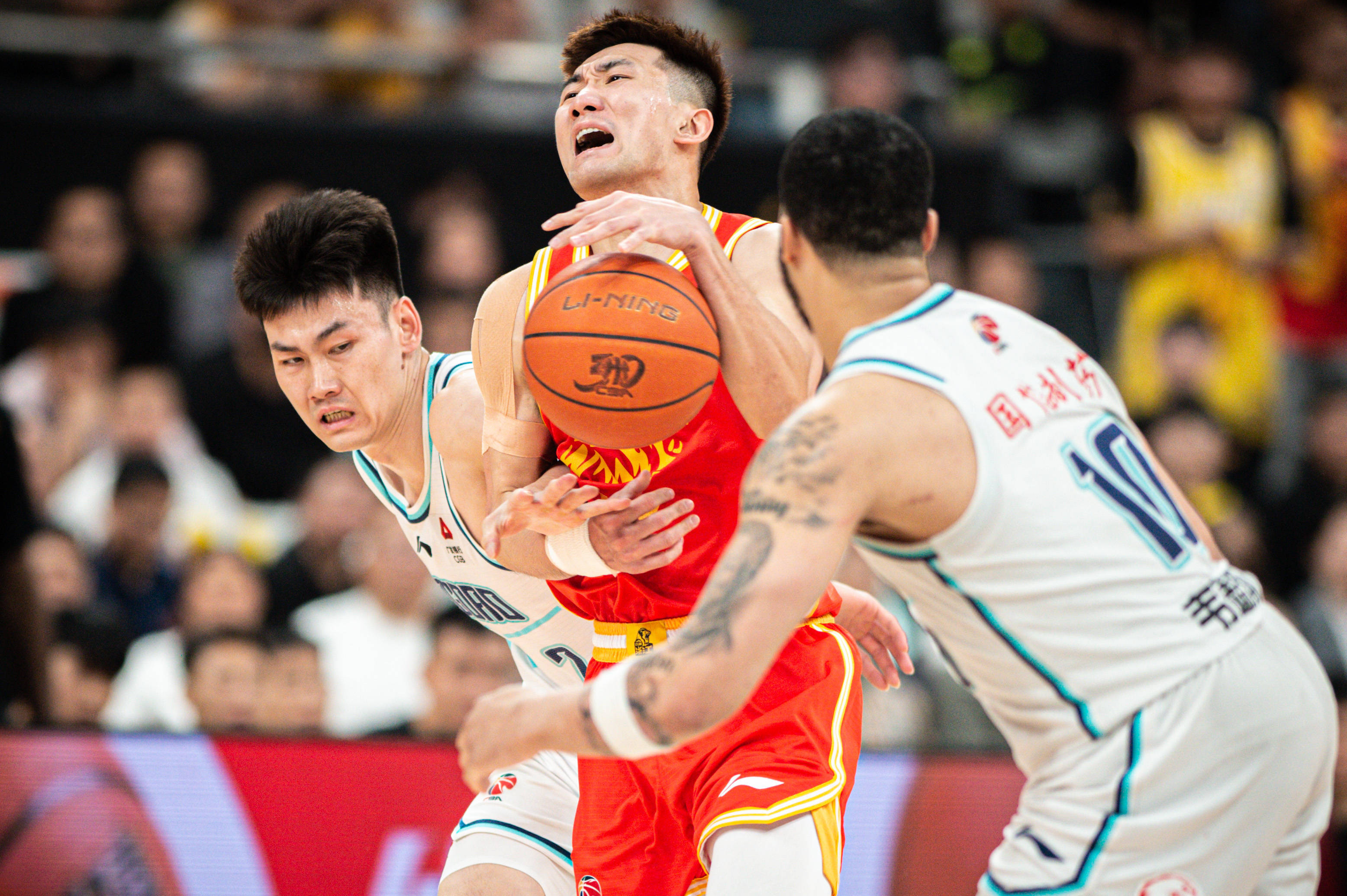 青岛队绝杀广州队，孙铭徽惊艳四座