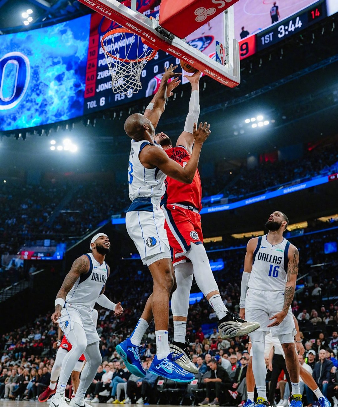 快船横扫独行侠，萨博尼斯关键制胜