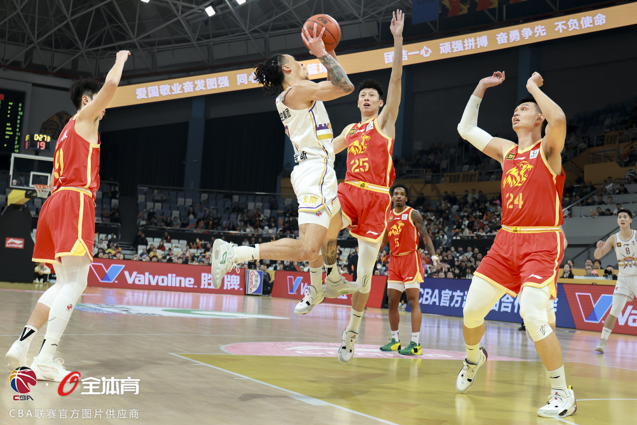 江苏队与浙江队对决，赛场上激情碰撞