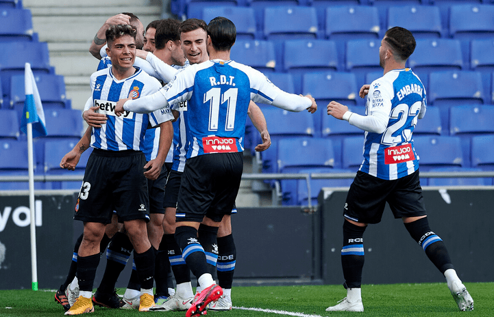 球队施压连续攻坚大踏步奔向胜利