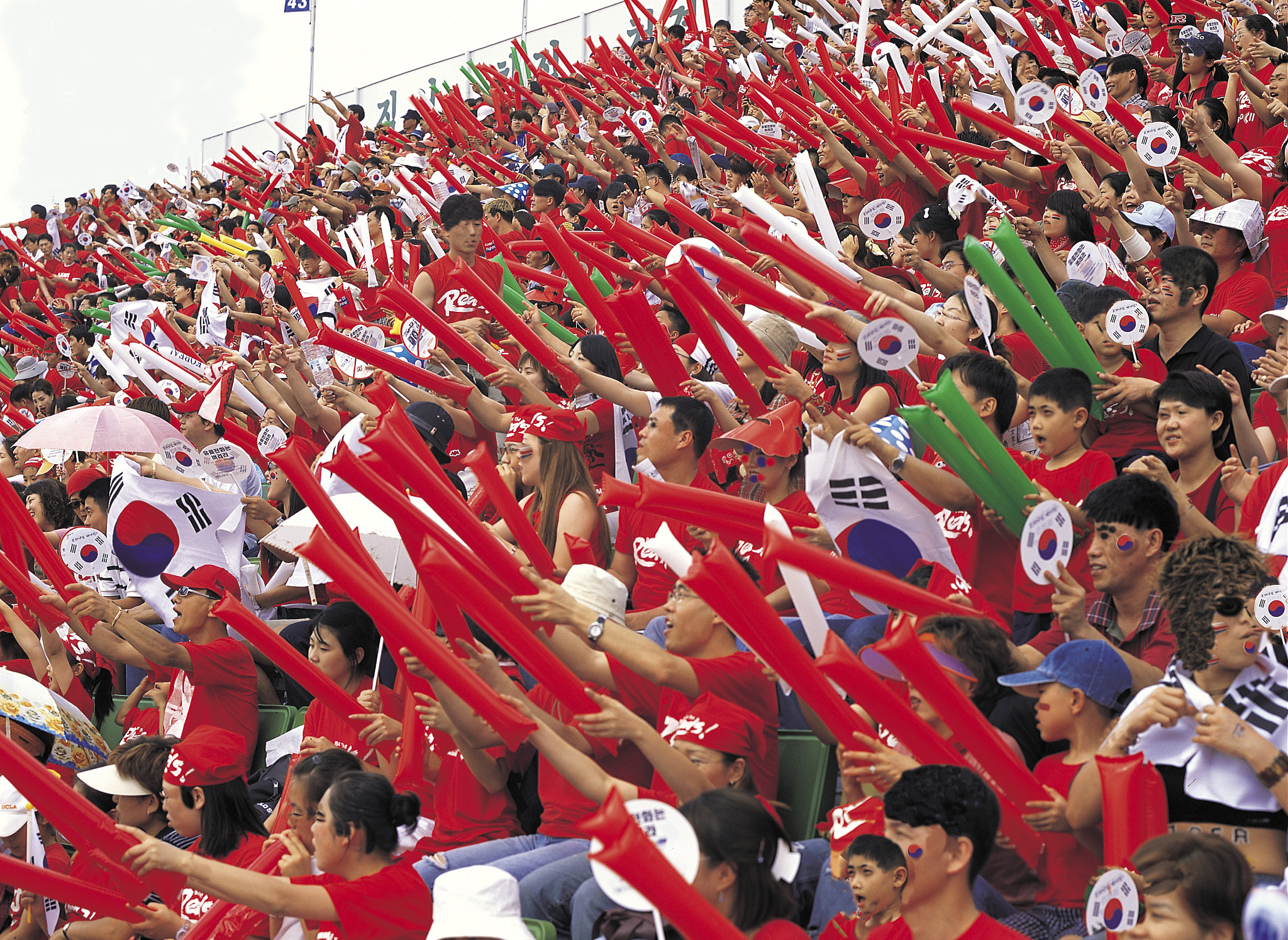 激情比赛引得球迷狂热呐喊声不绝